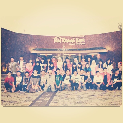 We are United of Nine Four Teenagers! Anak-anaknya Bu Maria yang tidak bisa diam, berisik, tetapi kompak! Tahun pelajaran 2012/2013.