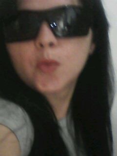 Sou divertida e extrovertida. Sou feliz!