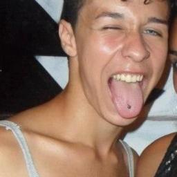 Leonino, 18 anos, complexado, personalidade forte, extrovertido, adoro diversão e divertir as pessoas... 
- Prazer, this is me :D -