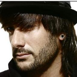 Ramón Melendi (Oviedo, Asturias, 21 de enero de 1979), cantante español conocido artísticamente como Melendi, ha vendido más de 1.200.000 copias de sus discos..