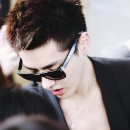 ผมคริสอู๋ มาเฟียแร๊ปเปอร์(?)อิมพอร์ตจากกวางโจว อยากฟังเพลงรักไหม? ฟอลผมมาสิครับจะร้องให้ฟังก่อนนอนทุกคืนเลย~