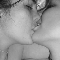 lezbejkau4zida's profile picture. Šta radi lezbejka u svoja 4 zida? Uglavnom odlaže spremanje kuće i dobija ospice od Đilasa