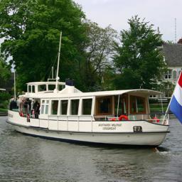 Als bedenkers van belevingen staat onze naam sinds 1919 garant voor unieke vaartochten op de Loosdrechtse Plassen en de rivier de Vecht.
