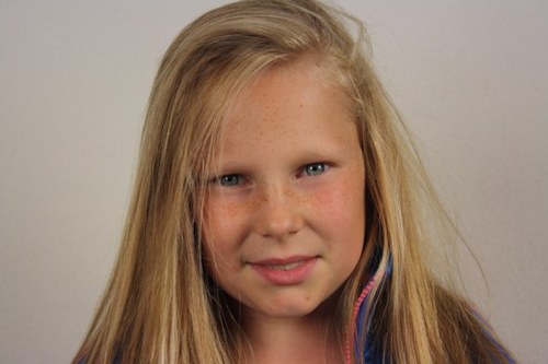 Meisje - donkerblond haar - blauwe ogen - hockey - best friends: Eefje, Esmee, Fleur en Floor