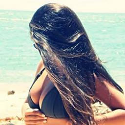 Eu tô precisando de um amor que não seja tão caro, muito menos tão raro, um amor. Que apenas me complete, sem cobranças, sem restrições e sem dúvidas!