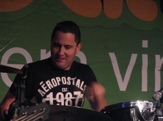 Casado com a Bruna, músico (baterista da cantora ELAINE DE JESUS) membro da Assembleia de Deus Vitória em Cristo em Joinville. 2013 Ano do Crescimento!!!