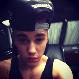 Muchos lo conocen como Justin Bieber, el chico que canta Baby, yo lo conozco como kidrauhl, el chico que luchó por sus sueños.
@JustinBieber  U Smile