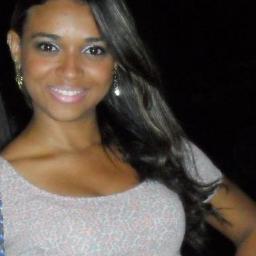 19, Baiana arretada, Cristã protestante, estudante de letras, rubro-negra, fissurada pela escrita, arrisco um verso doces, ou até mesmo uns sonetos quentes.