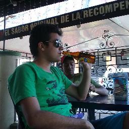 Solo se nadar cuando alcanzo el suelo de la piscina..
Tengo un tatuaje social que dice No dice nada pero pone un cuidado