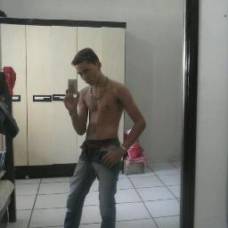 moro em belém do pará tenho 16 anos.....
gostaria de conhecer novas pessoas.......................