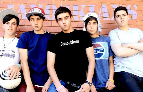 hey follow my friends @RandShyanne @seriouslysiera and @Lindseeeeyyyyyy JANOSKIANS Beau Brooks follows 1/5 and follow my other account @Amberharembski