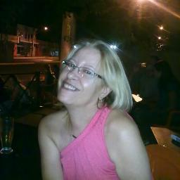 Sou uma pessoa extrovertida,adoro fazer novas amizades. Sou muito feliz assim.