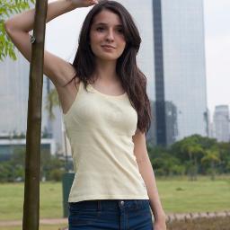 Atriz, cantora, estuda na Escola de Atores Wolf Maya e é assistente de direção no espetáculo Lição de Botânica.