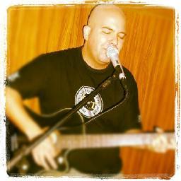 Músico (Voz e Violão) com apresentações em bares, restaurantes e casas noturnas nos estilos Pop Rock Nacional, Internacional, Blues e Classic Rock.