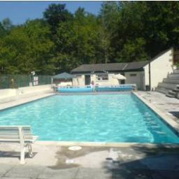 Riverside, open-air heated swimming pool/lido in Ingleton on the edge of the Yorkshire Dales. Open during the summer season. An idyllic place to enjoy a swim.
