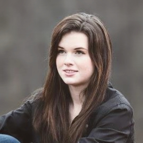 My name is Ellana Avery but I go by Elle. I love to play Airsoft and Paintball and I work at Xtreme Kombat.