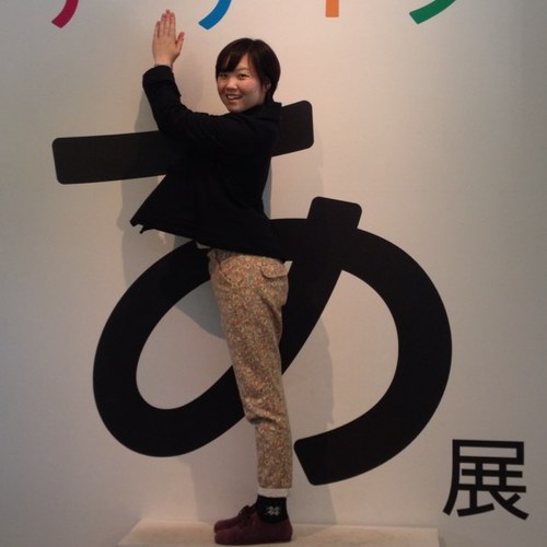 デザイン学科4年生。現在自分の将来と向き合い中。 人と人、人とモノ、人と企業、人と体験などといった出会いを創り出したいと考えています。その出会いから繋がってゆくことを信じて。 広告/イベント/PR/映像/ディスプレイ/プロモーション/空間