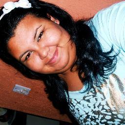 sonhadora, inconstante,emotiva, sensível, intuitiva e teimosamente realista. Tenho uma doce calma que convive com a minha eterna raiva. :D