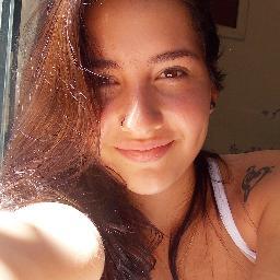 As vezes eu sorrio pra mim mesma. Superficialmente sou retardada. Interiormente sou feliz.