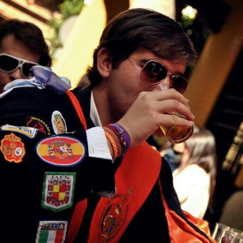 Sevillano y sevillista. Carnavalero. Cofrade. Hermano de Los Gitanos. Feriante y rociero. Tuno de Económicas. Admirador de Gambrinus