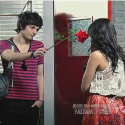 Ele é o mendigo dela. Ela é a latina dele. Sem mais sz