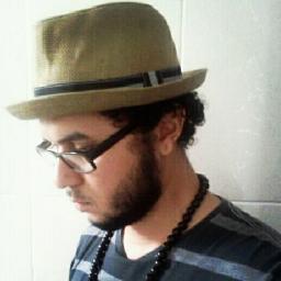 Sou um poema incompleto, e um co-poeta em transformação. Estou junto com o poeta maior a completar esta rima final da epópeia da vida misturada com a poesia...