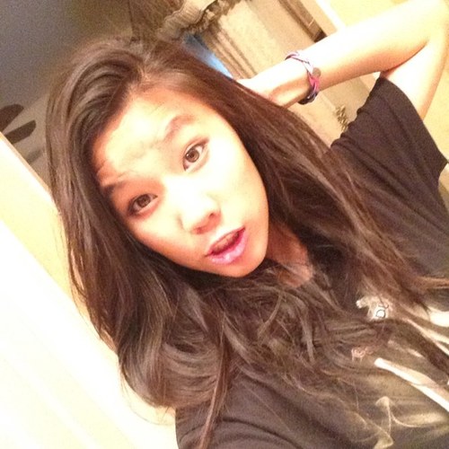 haruka_tsuki's profile picture. Just a school girl who spends her days looking outside with a pen in her hand and music in her ears