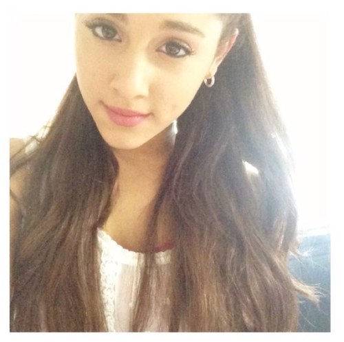 I'm Laura, I'm arianator, my idol and inspiration is @arianagrande, she is the best in the world is unique, I want to be like her, I love to sing.