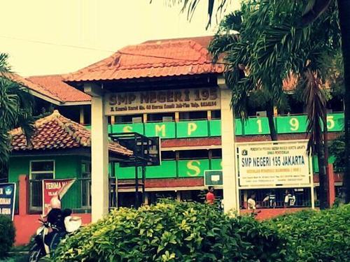 The official alumni #195JHS twitter account. Tempat sharing alumni dengan siswa. @herboowoo @OkieHabiebsz @adiaikbal @whoisandri alumnismpn195@gmail.com