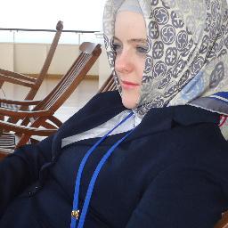yerine göre hayalperest, yerine göre de fazla realist,şimbilligillere komşu, şahsına nazır, kafasına buyruk bir şahsiyet..