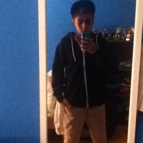 Follow me please!!!!!!! and ill follow u back :) i like hockey soccer and PS3 :)  and am a boy belieber #CANADA,Qc