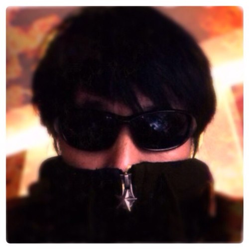 広告業界でアートディレクターとして過ごし、不思議な仲間と楽しい仕事を経験。現在はネットショップを運営しています。