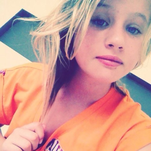 Blue eyes tan skin blind hair red lips :3