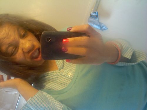 `Hi i am Krissy im #TeamSHORT ,#TeamPretty , #TeamGemini ,#TeamFREAK(: and ill follow back !