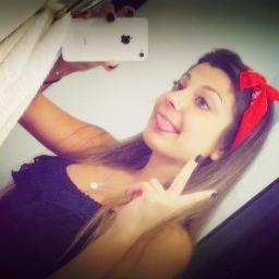 16 aninhos,sim sou chata e ciumenta igual minha irmã ‎ @loranemendes só que ela é mais que eu, amo skate e toco violão.. só isso Beijin :3