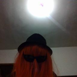 Algum ser que tenta descobrir se existe vida fora da bolha.