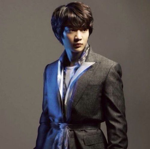 เจ้าชายมินโฮคลับนานแท้ คาริสมาผู้หล่อเหลา.