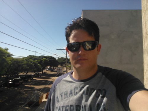 23 anos, corinthiano fanático, sonhador.  prefiro levar a vida do meu modo simples e buscando a felicidade sem ter medo do que a sociedade ira me julgar