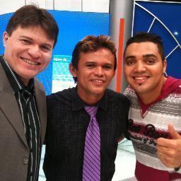 sou cabeleireiro ha 20 anos , curso francês na ufc e turismo na darcy ribeiro sou dinâmico ,  amigo e valorizo pessoas sinceras e simples