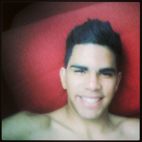 Eu que vivo com a cabeça na lua, MUSICA no ouvido e coração na boca *-*. Me segue? ;)