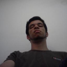 Estudante a busca do grau de conhecimento mais alto, quase um super gênio, simples humilde e modesto.