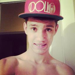 Quem sou?! Eu sou para cada pessoa aquilo que ela acha que eu sou, mas o que para mim importa é o que eu estou a procura de ser e isso eu ainda não sou.