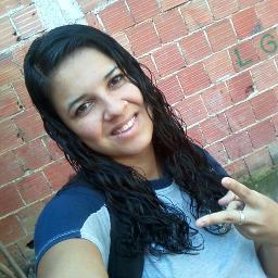 Eu sou uma pessoa bem legal e estrovertida adoro estar sempre com os amigos e família.
