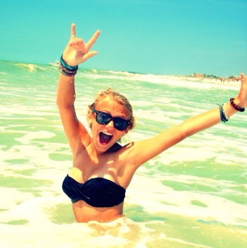 Heyyy. I know you wanna follow me! Follow my betchhh @thatbeachbabeee (: