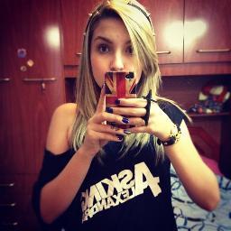 Chata , Skatista , malokeira , louca , toco bateria e gritarra , fã de Pollo ,  Projota e Armandinho s2