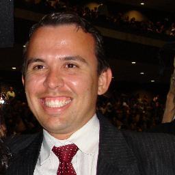 Sou um homem apaixonado pela família. Tenho formação jurídica. Sou membro da Igreja de Jesus Cristo dos Santos dos Últimos Dias.