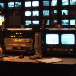 Estudiamos para servir a la comunidad con la emisora de TV comunitaria y de las misiones. Honor al prof. Alberto Lovera mártir, al que Alí Primera le cantó