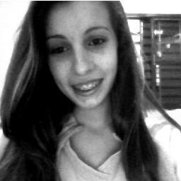 apenas uma garota com a alegria de uma criança;
a malícia de uma adolescente;
e sentimentos de mulher (y)