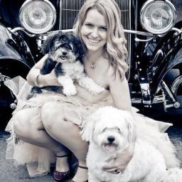 Small, slightly geeky, devoted dog lover, motorsport enthusiast & vacation lover. Always smiling. Personal tweets & opinions are my own.