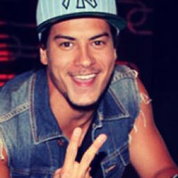 30 Letras, 5 palavras, 1 topete, 1 sorriso lindo, e 1 olhar fascinante - Arthur Queiroga Bandeira de Aguiar !    I love you ♥